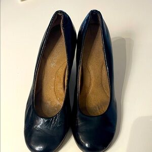 AEROSOLES black patent wedge